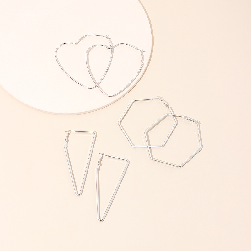 Nouvelle Mode Exagérée Mode Rétro Hexagonale Simple Triangle Boucles D&#39;oreilles En Métal En Forme De Coeur En Gros Nihaojewelry display picture 7