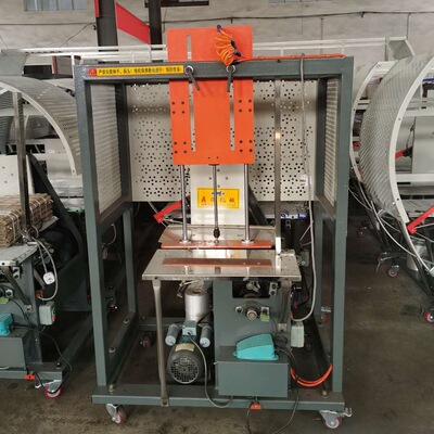 Пресс-подборщик напорного типа Kaige Machinery поставляет одинарные и двойные кольчатые пресс-подборщики, а также машины для обвязки концевыми лентами.