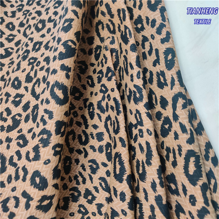 秋冬涤纶人字斜提花印豹纹时装外套西装短裙连衣裙箱包帽子面料批