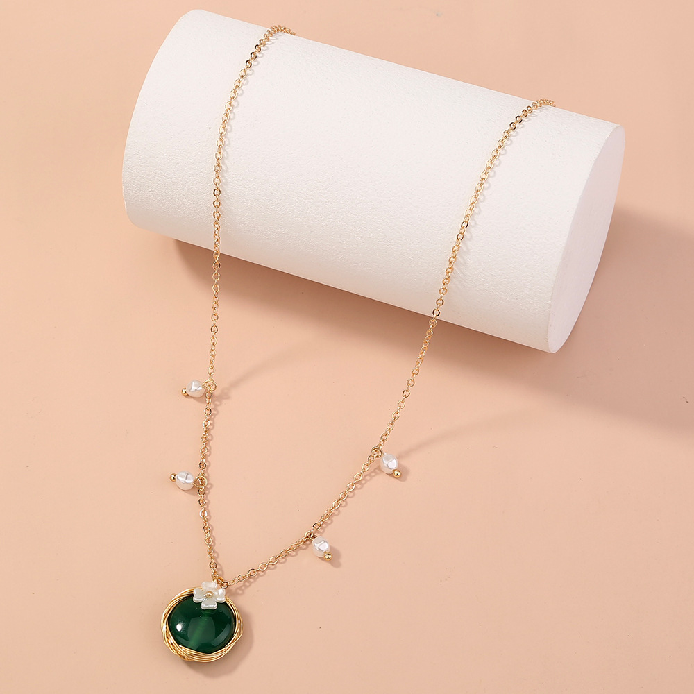 Winding Emerald Oblate Natural Stone Inlaid Flower Pendant Single-layer Chain Necklace display picture 3