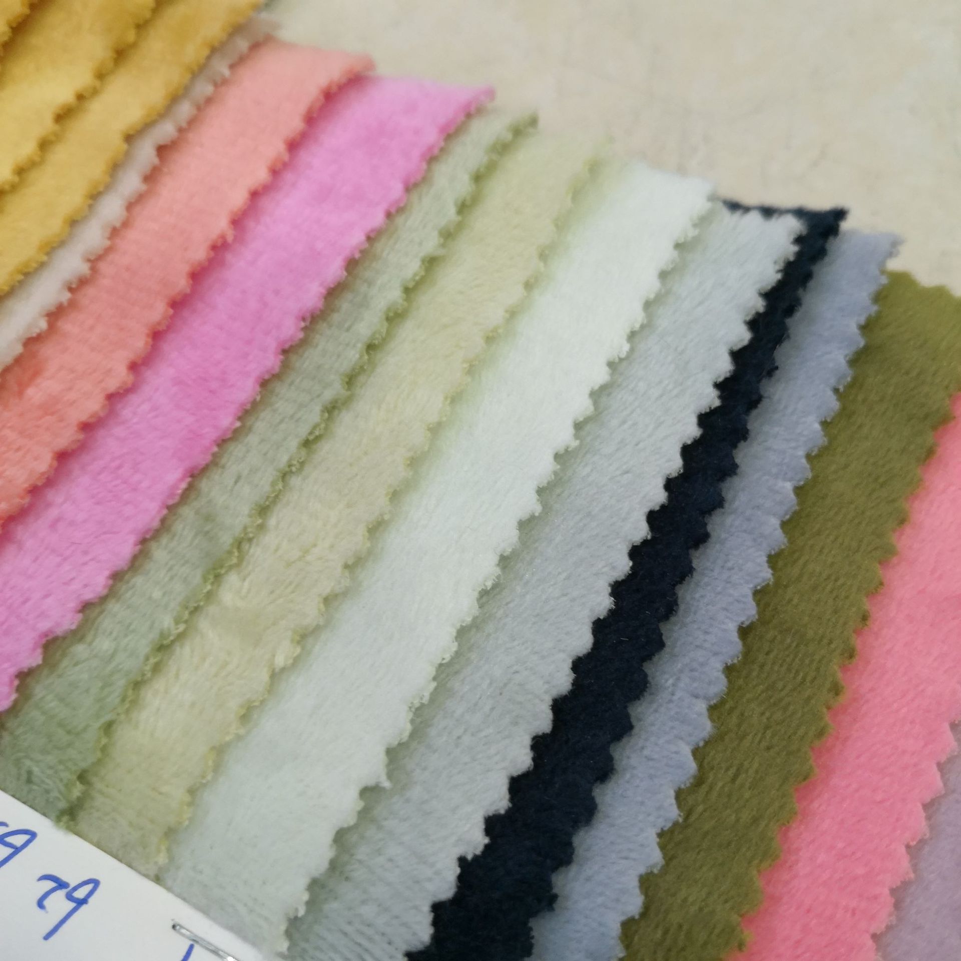 现货 水晶超柔绒布 针织短毛绒 服装玩具抱枕里布 秋冬拖鞋面料-阿里巴巴