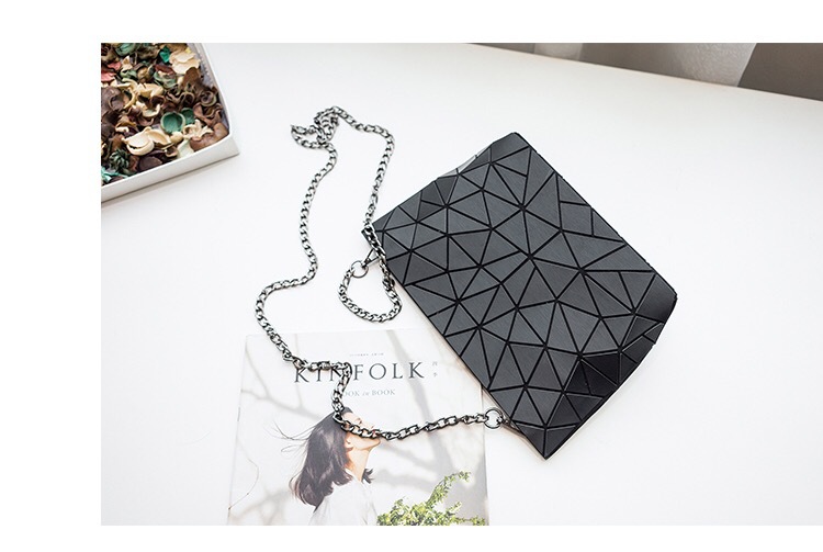 2023 New Matte 5 * 8 Geometric One Shoulder Borsa da donna Versione coreana Fashion Cross Fold Leggero Lingge Borsa piccola_voghion.com
