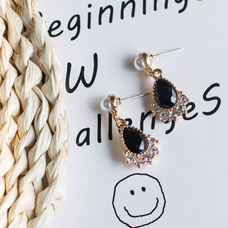 Retro earrings pearl drop-shaped