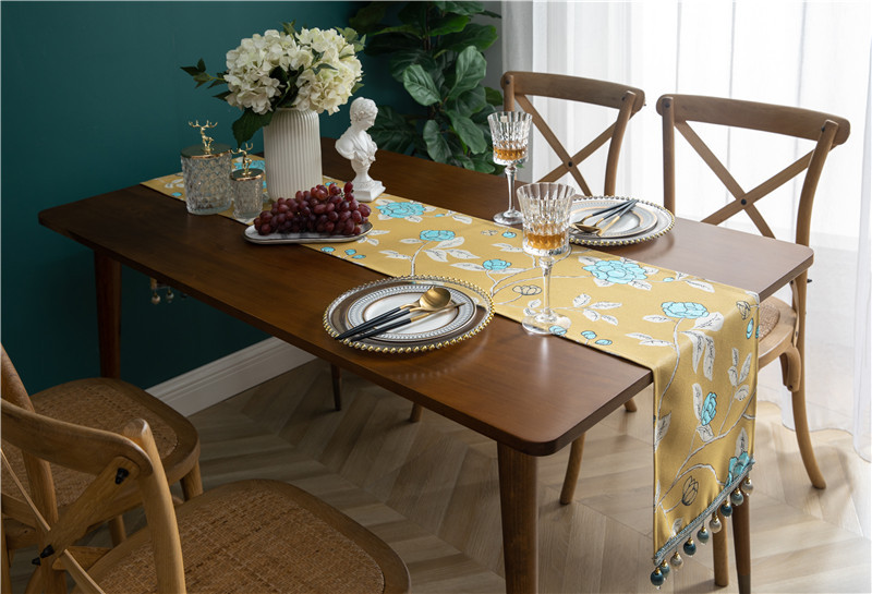 Runner da tavola moderno e minimalista interamente in poliestere per tavolino da caffè, scarpiera, mobile TV, con nappe, realizzato su misura in poliestere_voghion.com