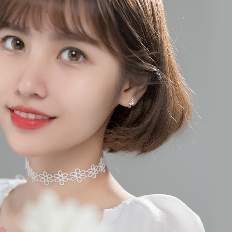 Eloch S925 plata dulce pequeña corona perilla de orejas femenina simple estilo coreano con diamantes pequeños adornos de orejas frescos lotes G7424