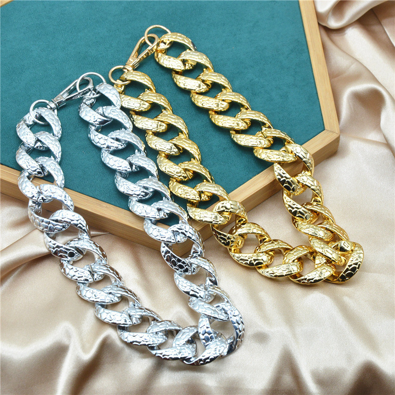 Gargantilla cuban con textura de ondas collar elegante_voghion.com