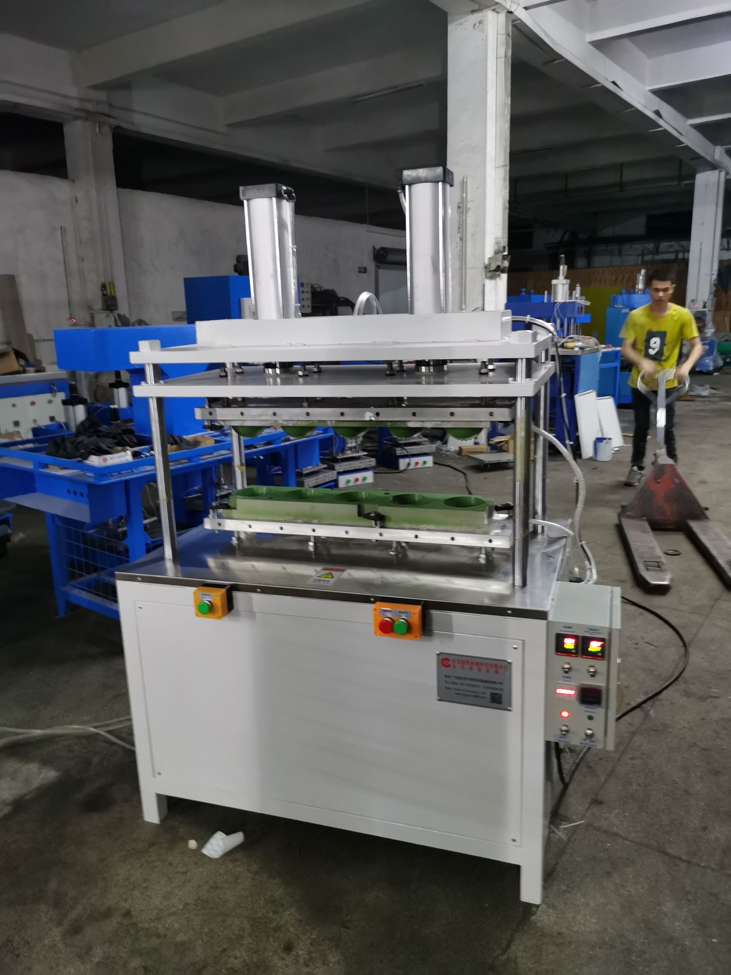 厂家供杯型口罩机 多款杯型口罩机 针刺棉杯式口罩机