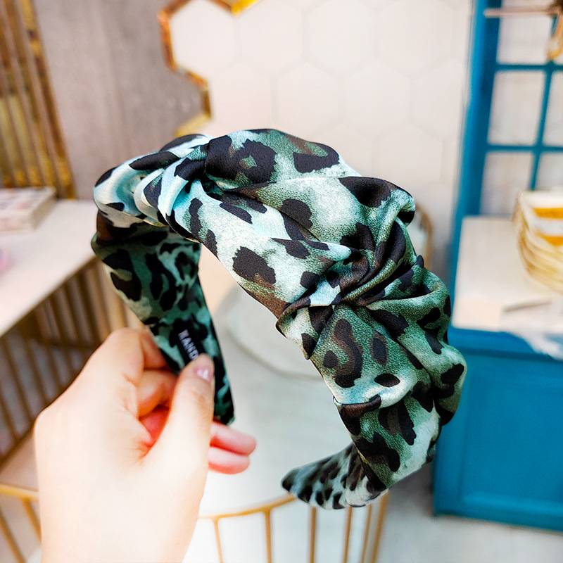 Korea's New Flower Bud Models Pleated Leopard Headband High-end Wide-edge Pressure Card Retro Wholesale Nihaojewelry display picture 5