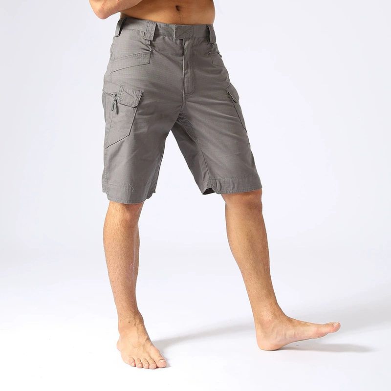 Vista frontal de pantalones cortos en color caqui con cintura elástica