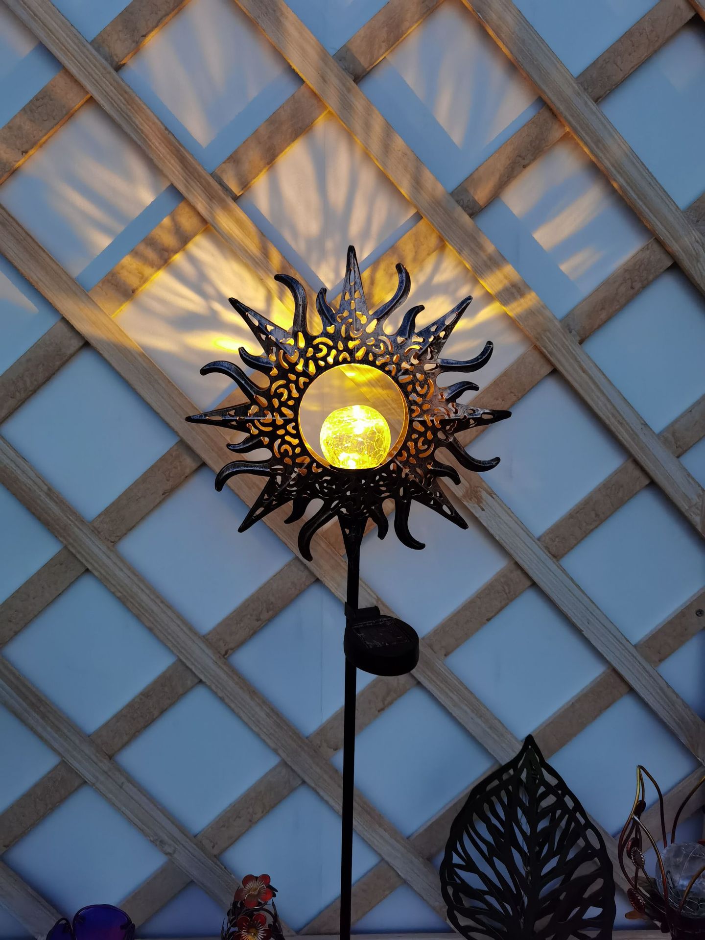 现货跨境新品 太阳能 铁艺镂空太阳 太阳能镂空魔杖月亮光芒灯装