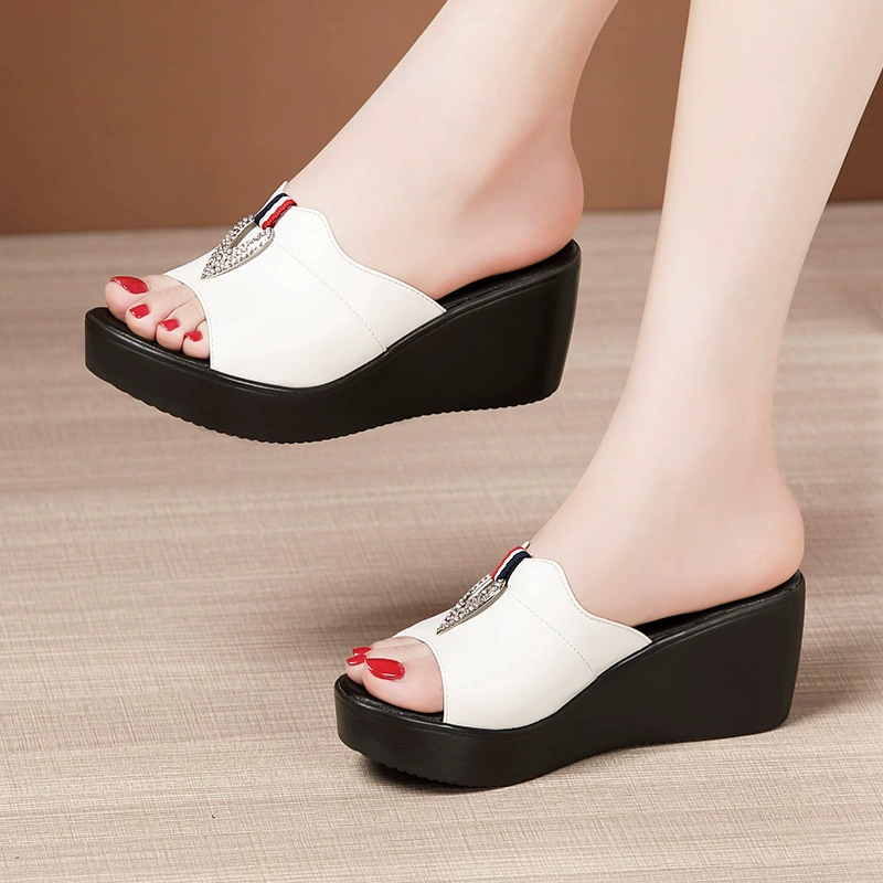 Тапочки на танкетке со стразами женские летние 2020 новый стиль непромокаемые тапочки на толстой подошве мягкие тапочки на платформе с рыбьим ртом