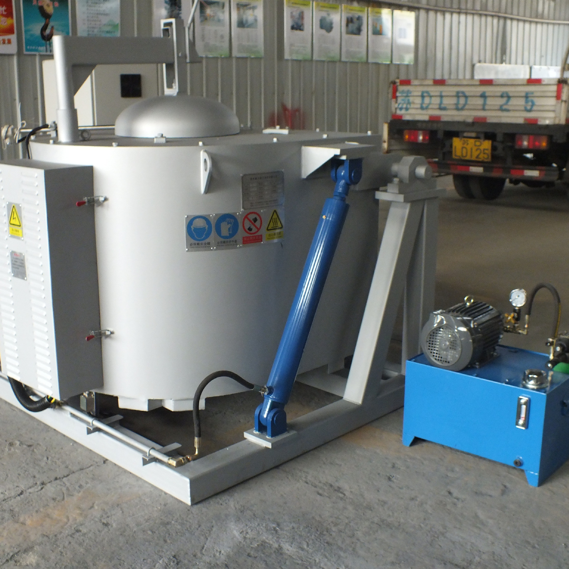 自动铝浇铸熔炼炉 1吨电阻倾倒炉铝水炉 90度液压翻转熔铝炉厂家