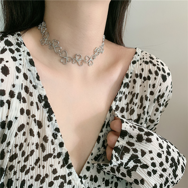 Flower Metal Hollow Stitching Love Clavicle Chain Choker Neck Chain Wholesale Nihaojewelry display picture 11
