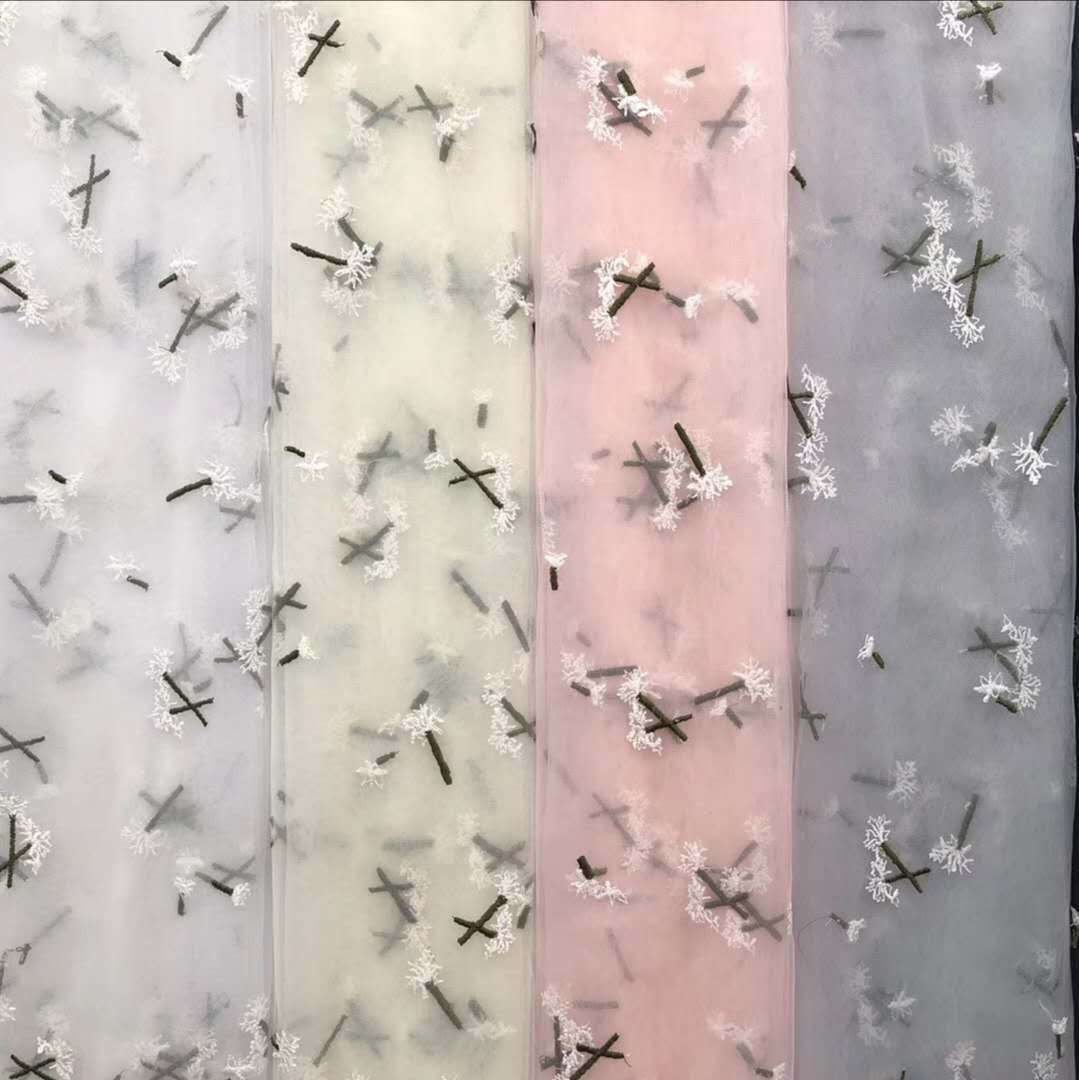 热销款手感细腻锦瑞士网底布小蒲公英花撞色刺绣 小清新面料 现货