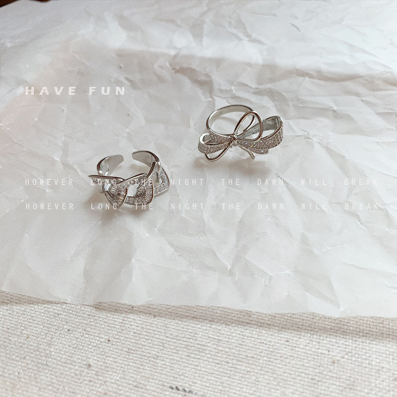 Sophisticated design one size ring with bow