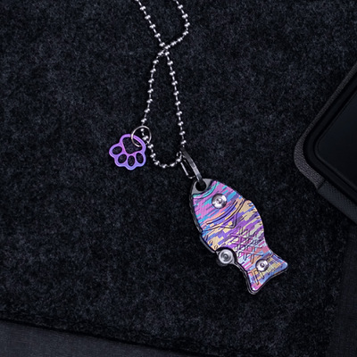 三刃木魚和熊掌钛合金著色折疊小刀防身快遞刀潮流飾品挂脖吊墜刀