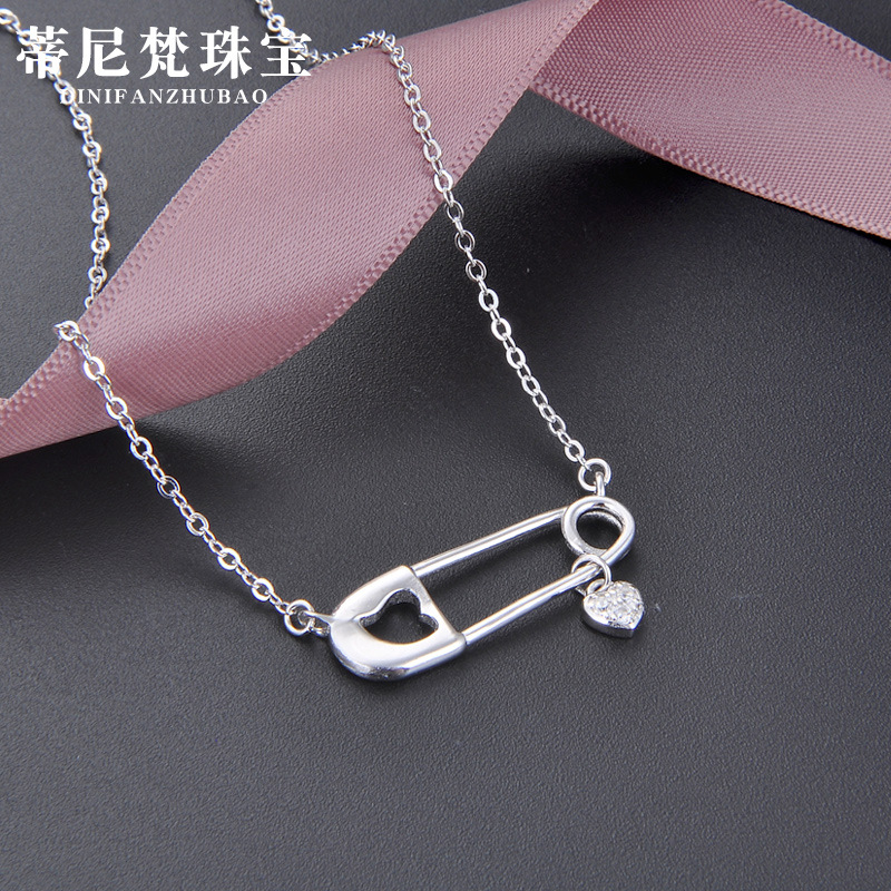 Pin collar de plata esterlina de las mujeres de lujo ligero temperamento diseño de nicho pequeño amor en forma de espalda colgante Cadena de clavícula accesorios de alto grado