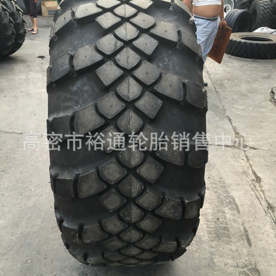 俄罗斯越野炮车轮胎1500x600-635 1200x500-508 1300x530-533