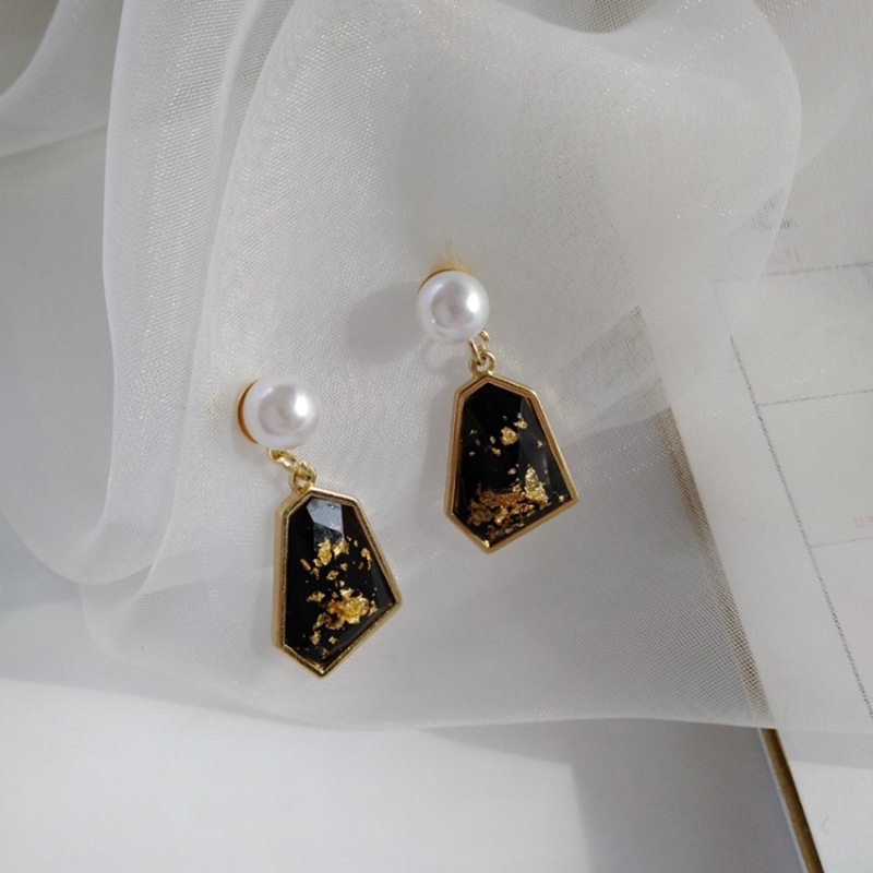 Retro Pearl Irregular Earrings display picture 9