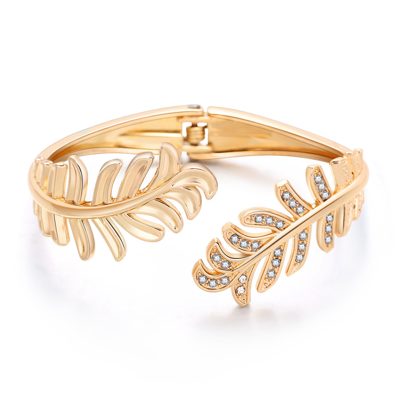 Fashion Gold-plated Leaf Diamond Bracelet display picture 5