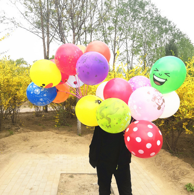 Las pequeñas actividades de microempresas empujan el código de escaneo para enviar regalos debajo de la línea roja en línea, regalos prácticos, pequeños drenadores, artefactos creativos