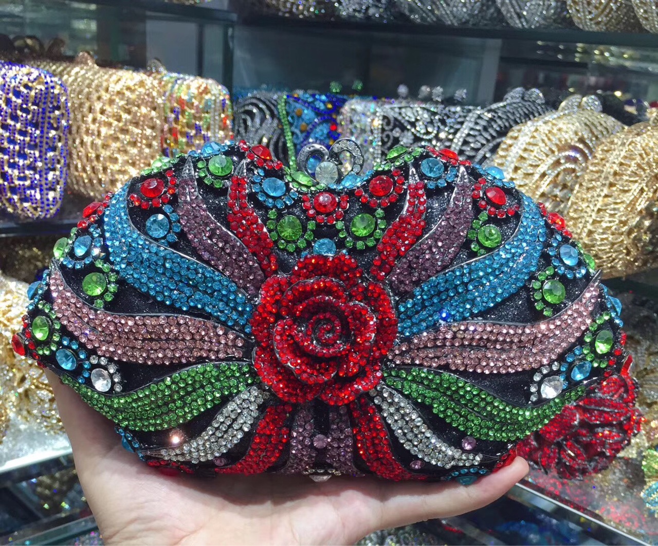 Túi clutch nữ đính kim cương giả kim loại rỗng, kiểu dáng sang trọng, kích thước 22.5x12x6 cm — Đế Vàng Kim Cương chi tiết 7