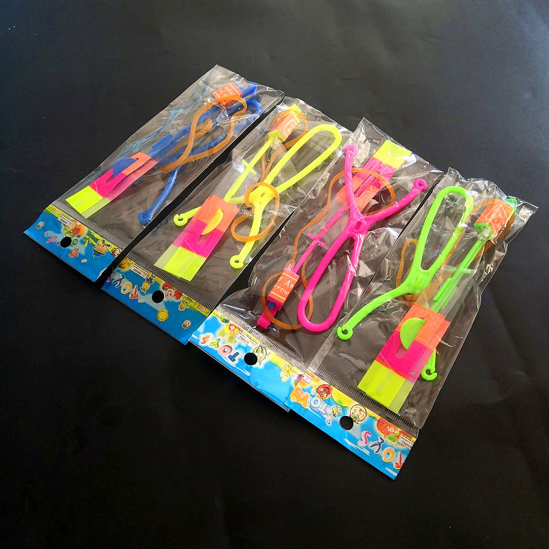 Las pequeñas actividades de microempresas empujan el código de escaneo para enviar regalos debajo de la línea roja en línea, regalos prácticos, pequeños drenadores, artefactos creativos