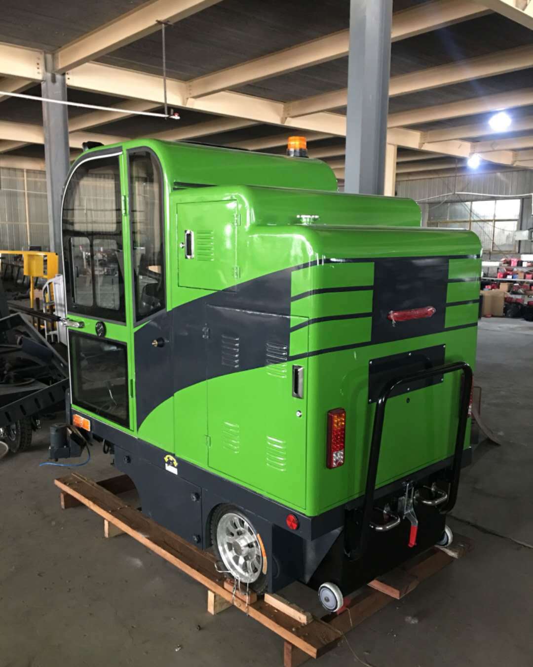 厂家直销驾驶式扫地车大五刷封闭双风机电动扫地车垃圾清扫车商用