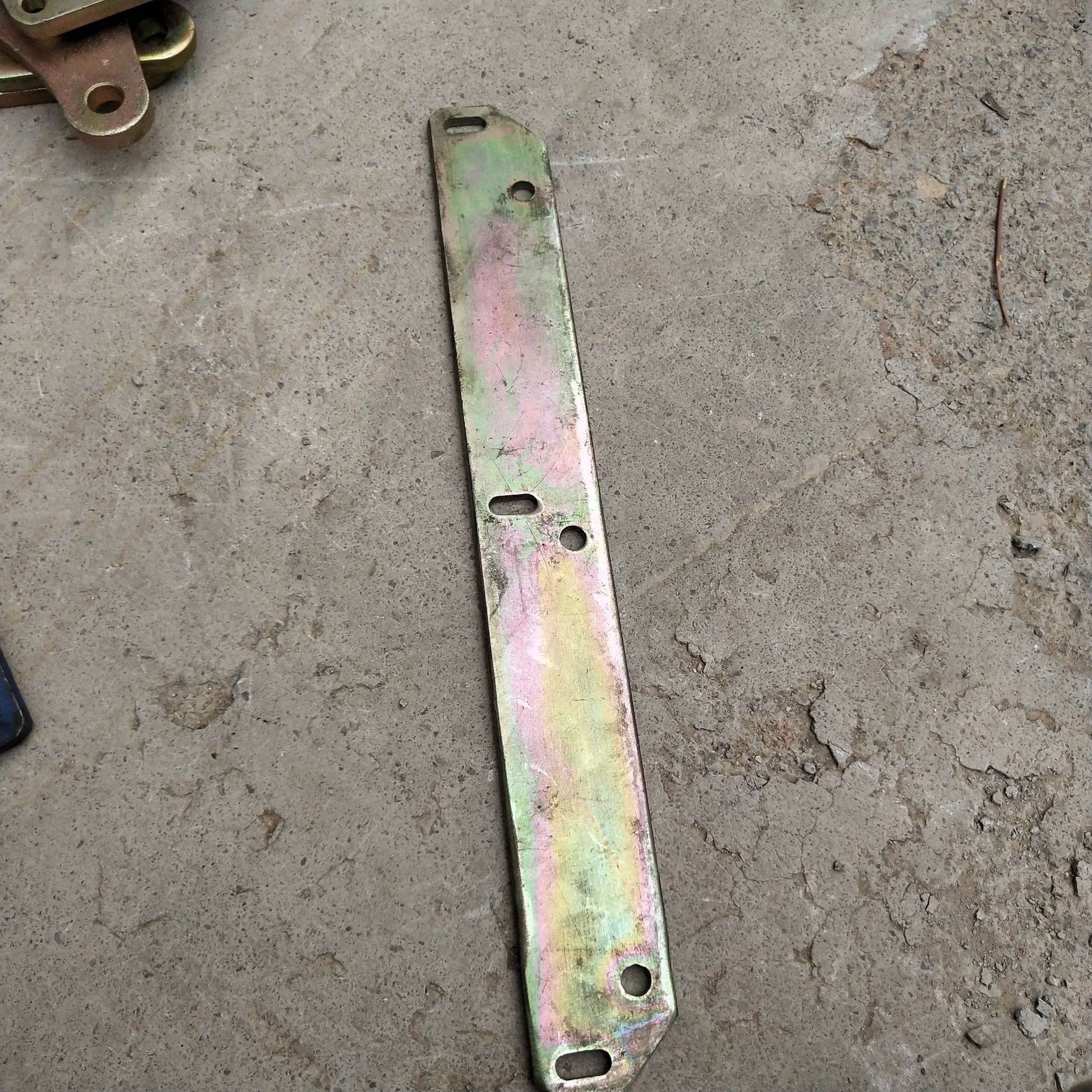 VG1246110203 重汽D12发动机支撑板2