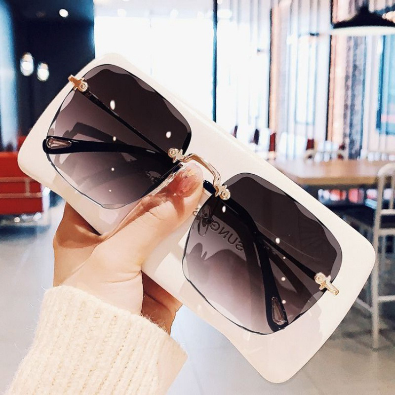 2020 new non-complimentary sutal square sunglasses female Korean version of the red round face ink ink mirror graphic tide