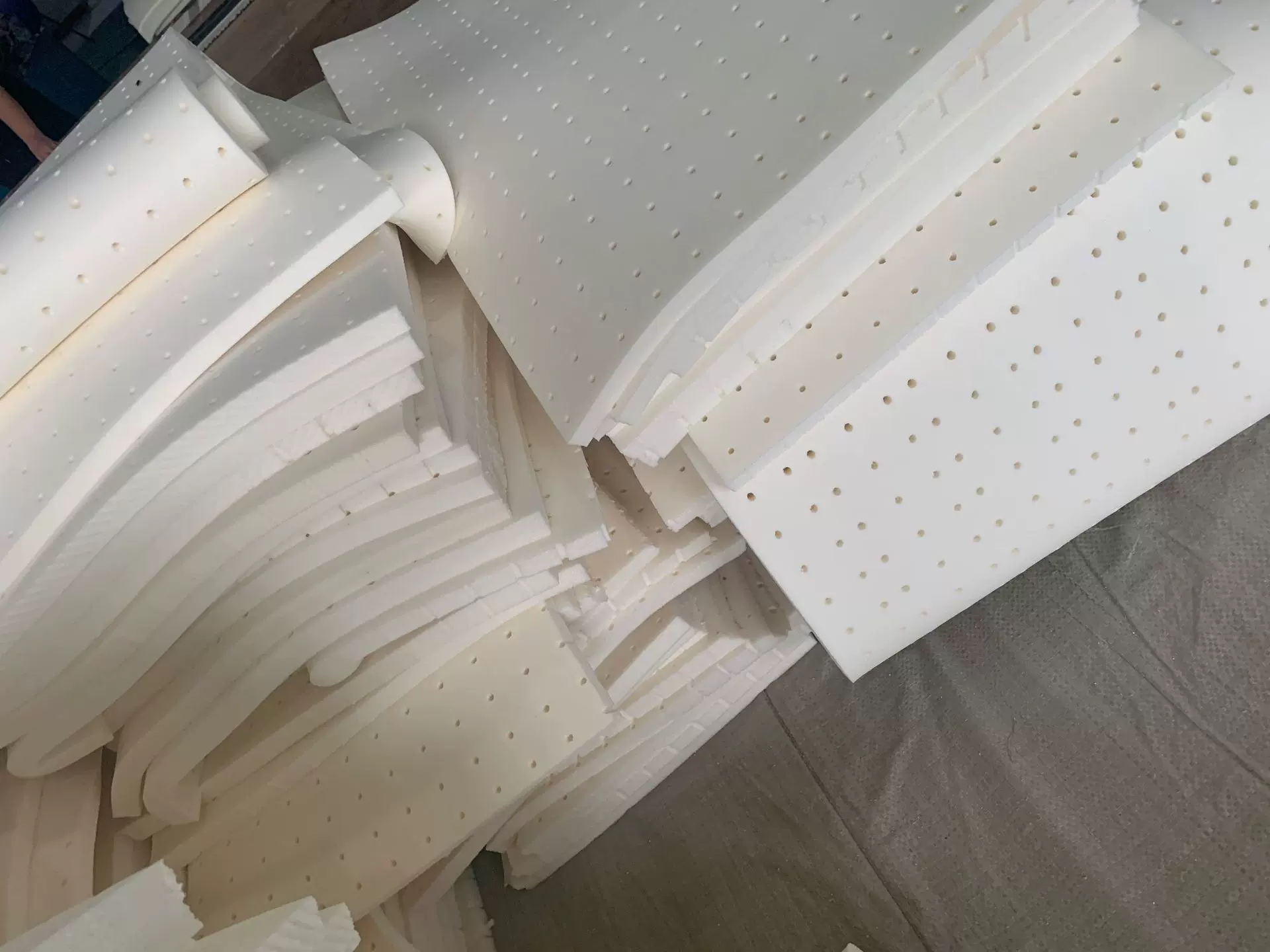 厂家直销泰国乳胶床垫乳胶片材卷材干式水洗乳胶片沙发垫批发直销