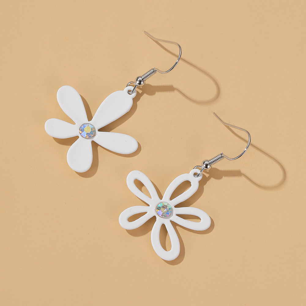 New Earrings About Asymmetric Hollow Flower Earrings Small Fresh Girl Feeling Five Petals Earrings Wholesale Nihaojewelry display picture 6