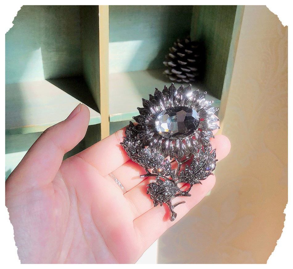 46g Weight Artificial Crystal, Rhinestones Inlay Material Brooches Classification Banquet, Party Occasion Alloy Material Sunflower Pattern Unisex Gender Plating, Inlay Design Glam, Retro, Shiny Style Glam Retro Shiny Pin Sunflower Alloy Plating Inlay Artificial Crystal Rhinestones Unisex Brooches 5