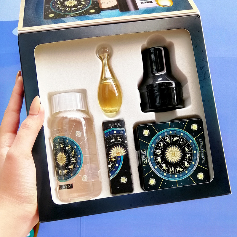 莎娅幸運星盤五件彩妝套裝蘑菇氣墊粉底液雕花口紅香水卸妝水套盒