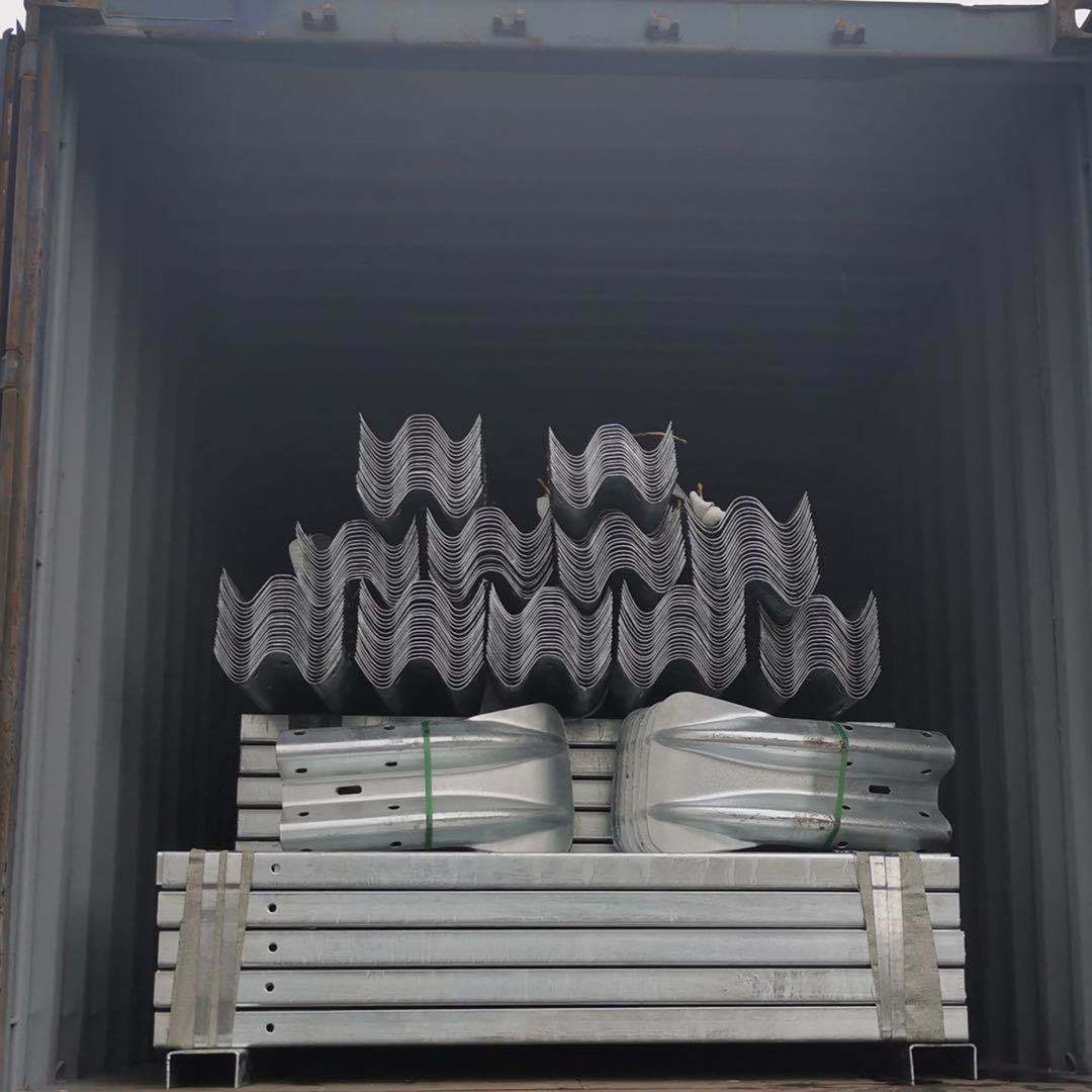 工厂直接 各种规格型号出口波形护栏及配套配件 大量货源