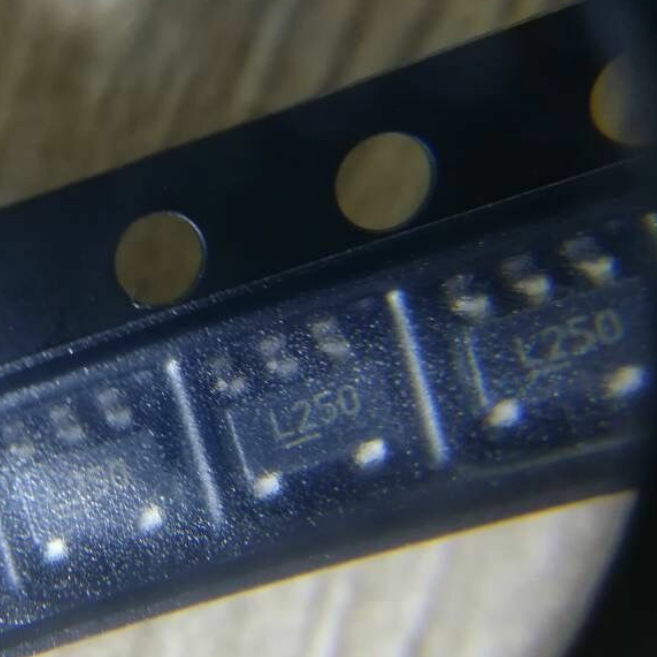 原厂供应MIC5235-5.0YM5丝印L250稳压器芯片全新原装现货