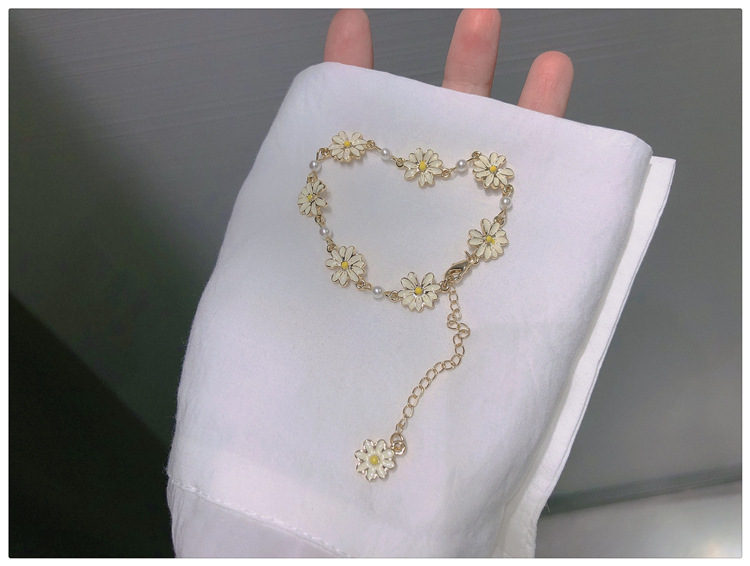Wholesale of Japanese and Korean fresh sunflower bracelets for women, small daisies, simple ins accessories, the same style as Internet celebrities, factory direct sales pic 20
