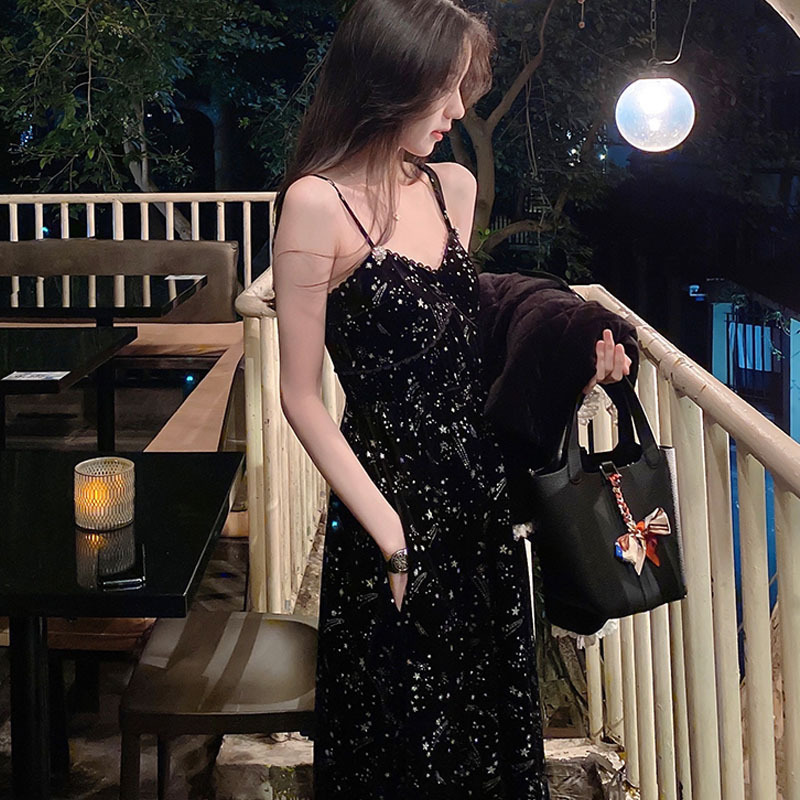 墙裂推荐高腰小心机显瘦宴会名媛B入秋冬丝绒吊带连衣裙中长款女