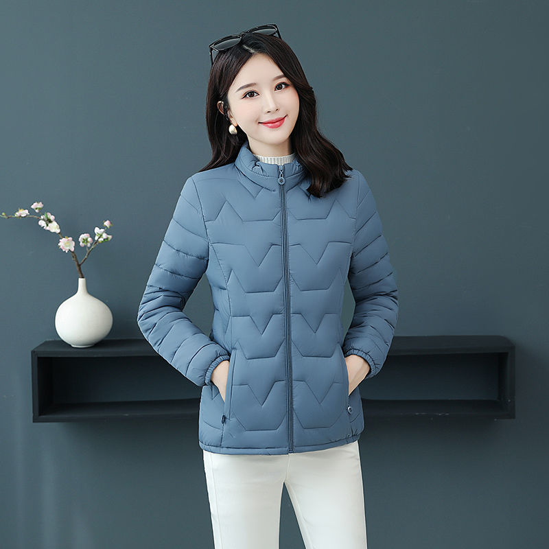 Ropa de mujeres de mediana edad otoño invierno ropa de algodón chaqueta corta ropa de madres ropa de algodón de pluma ligera ropa de algodón de tamaño grande ropa de ancianos