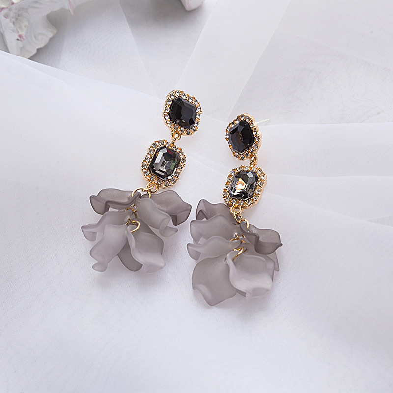 Retro Irregular Acrylic Crystal Black Rose Petal Earrings Wholesale display picture 1