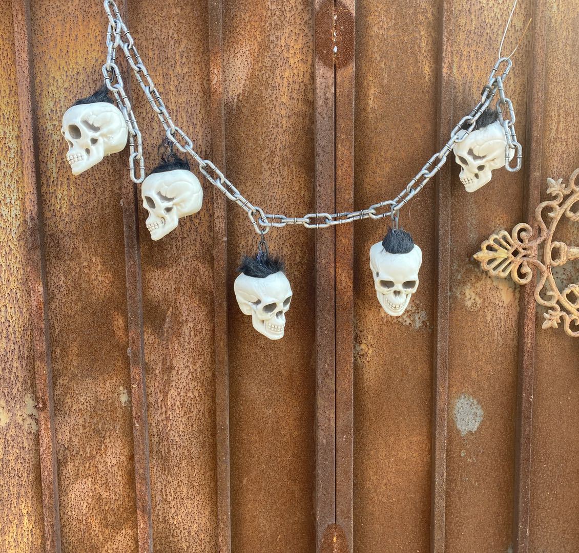 Esqueleto colgante tienda de tatuajes bar decoración de Halloween horrendo horrendo esqueleto cadena cámara secreta escape de la casa embrujada props