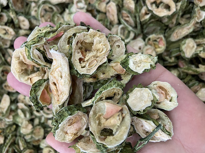 Dried Bitter Melon Slices Ku Gua 500g Natural Sun Dried Bitter Gourd Chips for Tea and Cooking in use