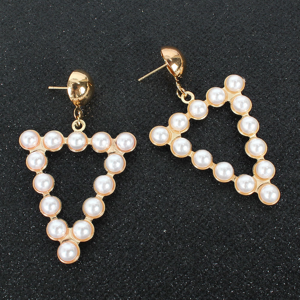 Einfache Persönlichkeit Geometrische Legierung Diamant Eingelegte Perlen Ohrringe Grenz Überschreitende Europäische Und Amerikanische Mode Ohrringe Ohrringe Weibliche F5930 display picture 3