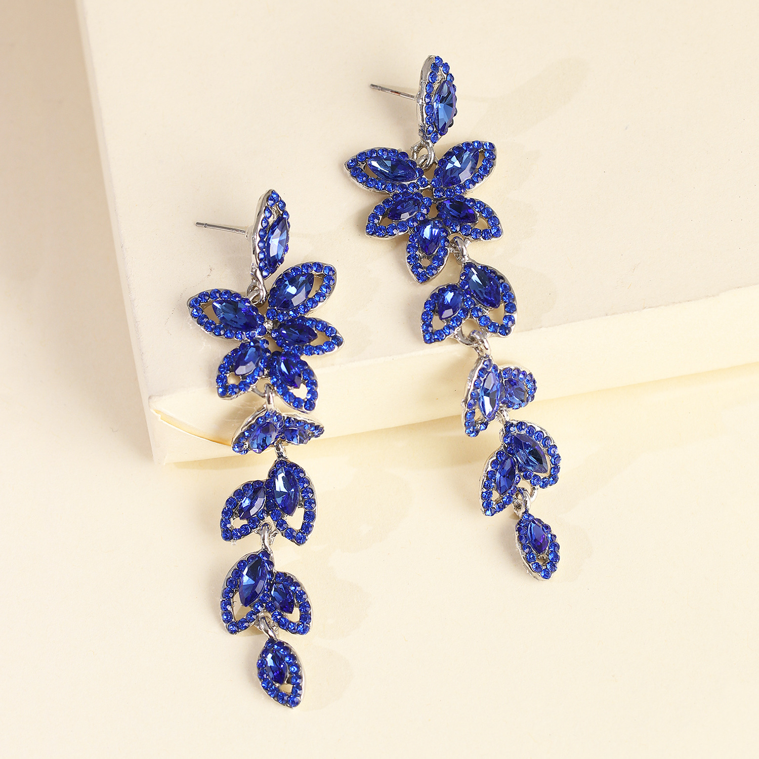 Earrings Fashion Creative Models Alloy Diamond Leaf Earrings Wholesale Nihaojewelry display picture 17