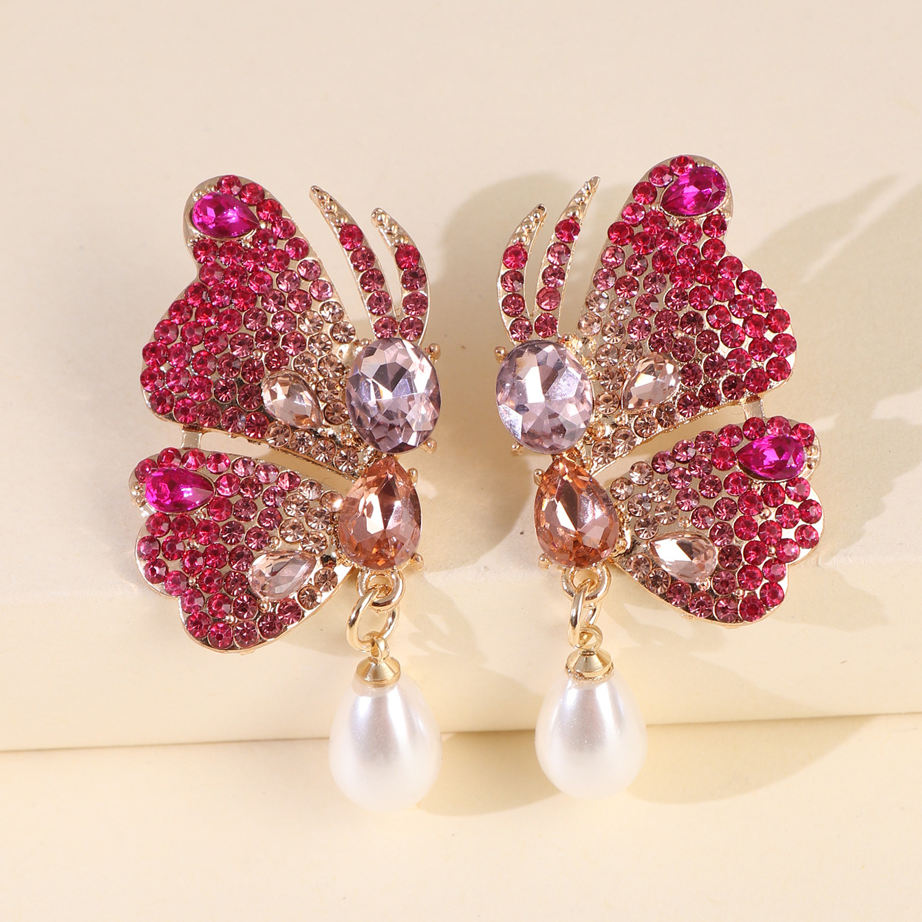 New Big Rhinestone Butterfly Wings Pearl Earrings Exaggerated Big Ladies Earrings Wholesale Nihaojewelry display picture 3