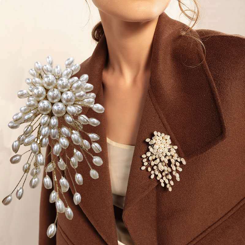 Otoño e Invierno nuevo europeo y americano elegante tejido a mano estrellada perla borla broche traje de corsage para las mujeres