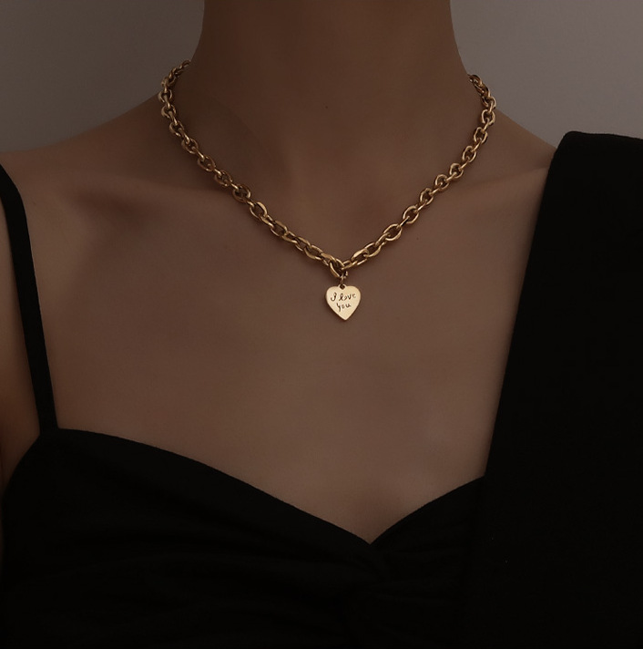 Collier Rétro En Acier Titane Avec Lettre Coeur display picture 7