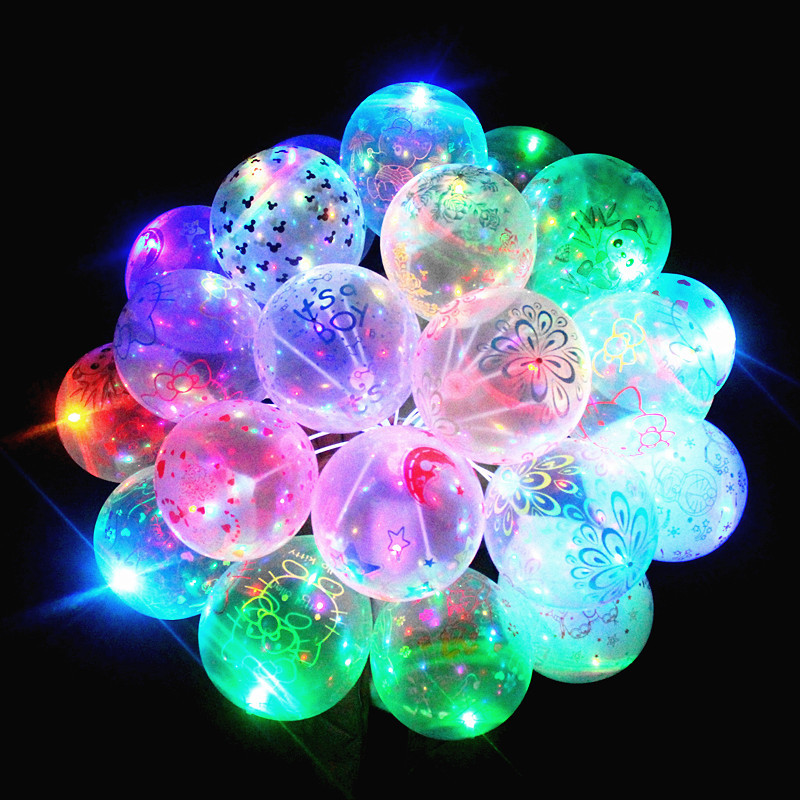 Las pequeñas actividades de microempresas empujan el código de escaneo para enviar regalos debajo de la línea roja en línea, regalos prácticos, pequeños drenadores, artefactos creativos