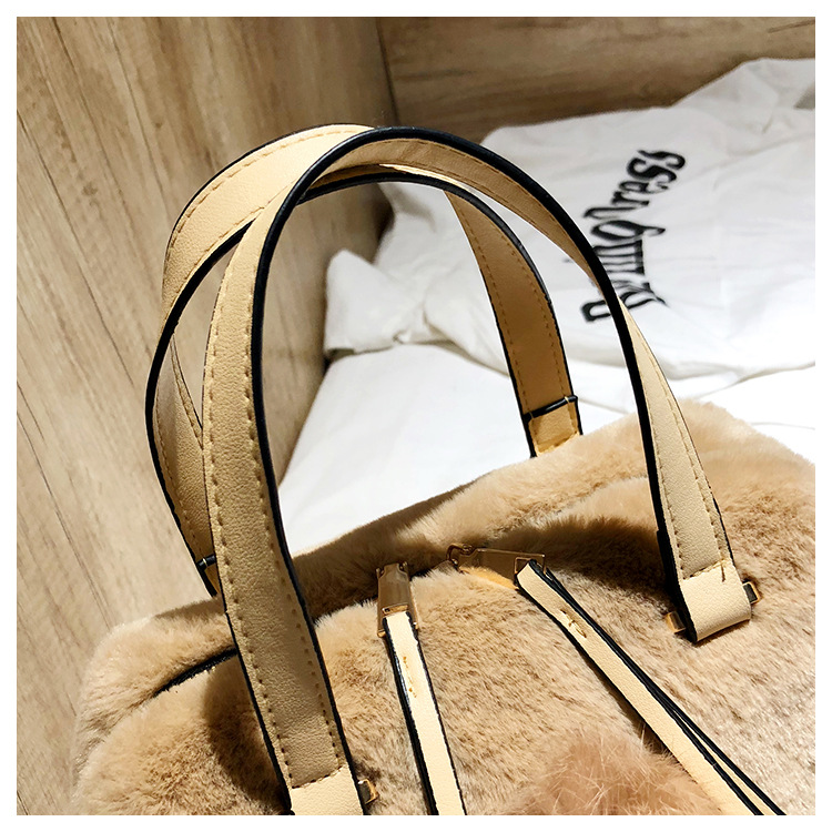 Large-capacity  New  Plush Portable Shell Bag Rabbit Fur Texture One-shoulder Messenger Bag display picture 3