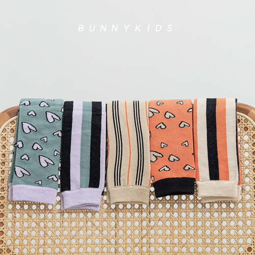 Boys' and girls' mid-length tube socks with heart patterns, trendy and suitable for autumn, inspired by Instagram fashion.